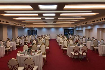 اجاره روزانه سالن همایش 2000 نفره همراه با سالن پذیرایی