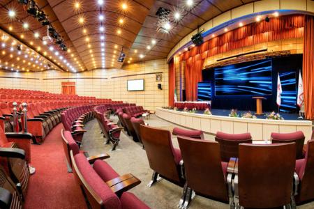 سالن همایش 1500 نفره دارای سن بزرگ