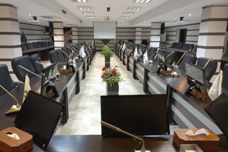 سالن دارای میزکنفرانس برای دیدار رسمی