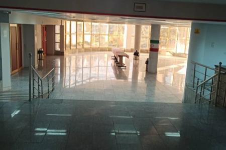 سالن همایشی 400 نفره دارای ورودی بزرگ