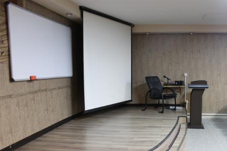 کلاس بزرگ دارای ویدئو پرژکتور