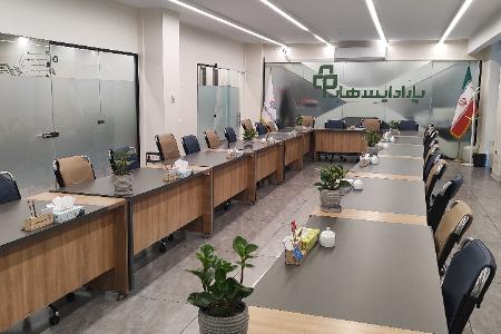 کلاس دارای میز کنفرانس برای اجاره