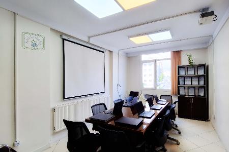 اتاق جلسه در بلوار آیت الله کاشانی